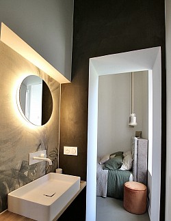 Aménagement salle de bain + chambre attenante - Béton ciré - faïence - éléments sanitaires - colorimétrie - conception luminaires et habillage tête de lit - mobilier - textiles