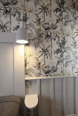 Aménagement chambre - Conception tête de lit, tablettes et soubassement mural en bois - luminaires - papier-peint - colorimétrie