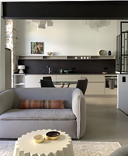 Rénovation complète appartement dans un style chic et dans un esprit vacances bord de mer. Cuisine contemporaine, verrière de séparation, mobilier actuel, sol étonnant ciré