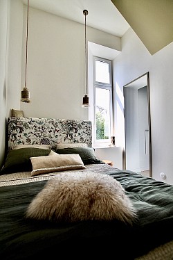 Aménagement chambre avec plafond peint, tête de lit et luminaires sur-mesure, textile lin et moulures peintes porte intérieure